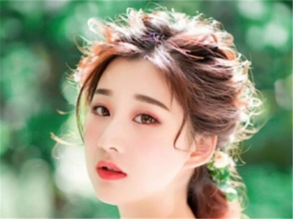 如何呈现新娘最美好的样子 婚礼当天新娘发型推荐