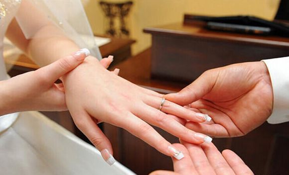 女孩结婚戒指戴哪个手指是正确的