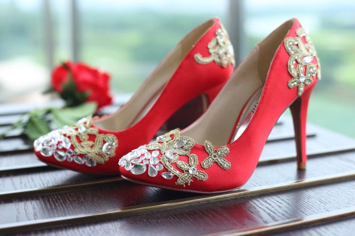 婚包、婚鞋、敬酒服肯定要选择红色吗?结婚用品可以用其它颜色吗?