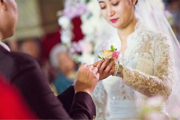 简短感人的婚礼新娘致辞 往后余生风雨相随