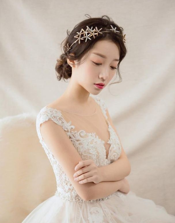 穿礼服适合什么发型