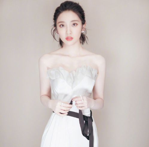 穿礼服适合什么发型