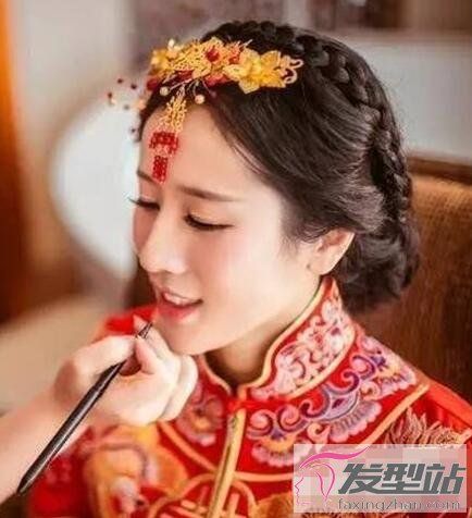 穿秀禾服怎么样选发型 盘发演绎中式复古风