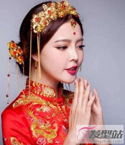 穿秀禾服怎么样选发型 盘发演绎中式复古风