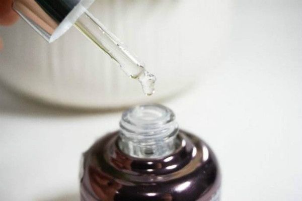 精华液的正确采用办法是哪种