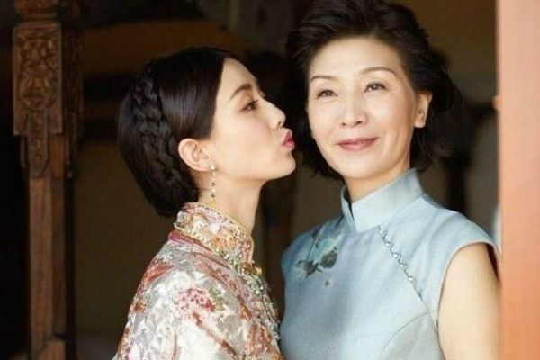 结婚典礼婆婆穿什么最适合 婆婆可以穿婚纱参加结婚典礼吗