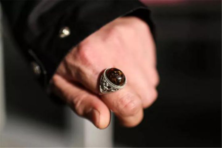 男生右手戴戒指的含义