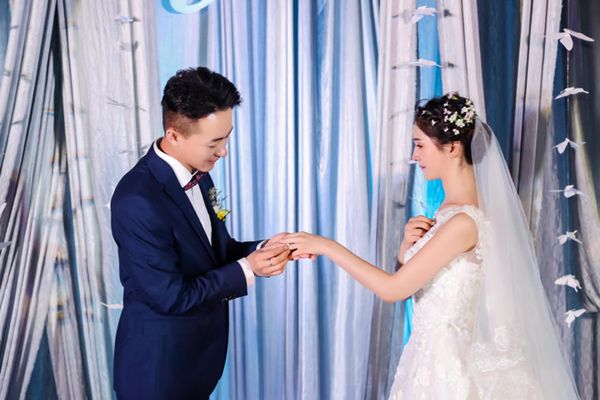 在酒店办结婚典礼一般花费什么价格