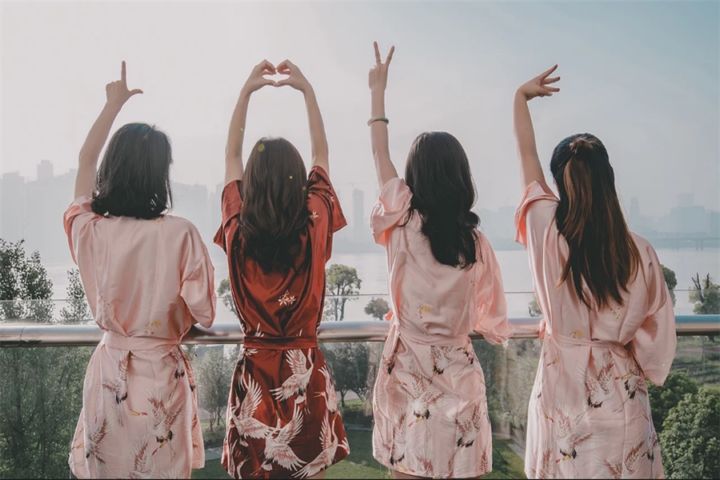 新娘晨袍如何选 你离完美新娘就差一件高级晨袍