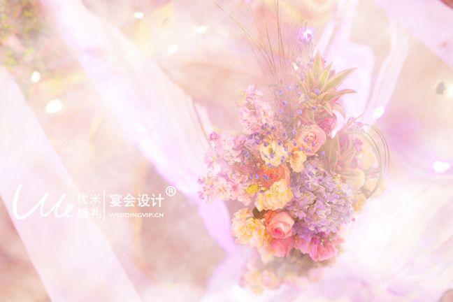 高端定制梦幻童话粉白色仙境奇缘 于万千的人群中,于无际涯的时光里,一个人没有早一步,也没有晚一步,恰巧奔赴到你的人生中来,有几分命运,也有几分注定。