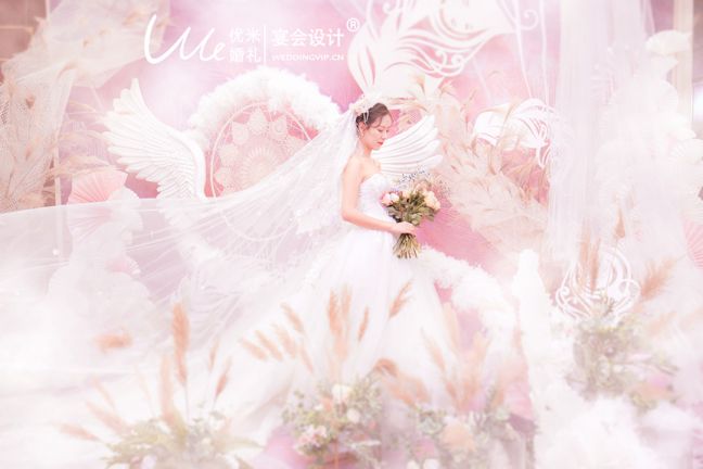 高端定制梦幻童话粉白色仙境奇缘 于万千的人群中,于无际涯的时光里,一个人没有早一步,也没有晚一步,恰巧奔赴到你的人生中来,有几分命运,也有几分注定。