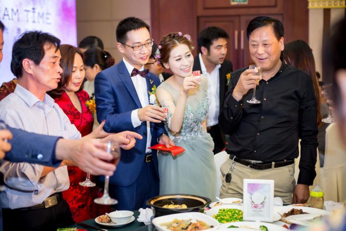结婚宴会酒水饮料搭配 结婚宴会酒水一桌要摆几瓶