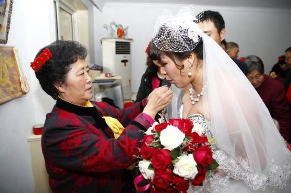 女儿出嫁微信邀请范文，邀请亲友共享快乐心情