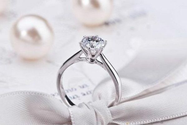 订婚戒指男女都要吗 肯定要有订婚戒指吗