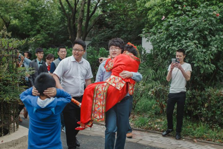 参加新年同事婚礼包多少红包?