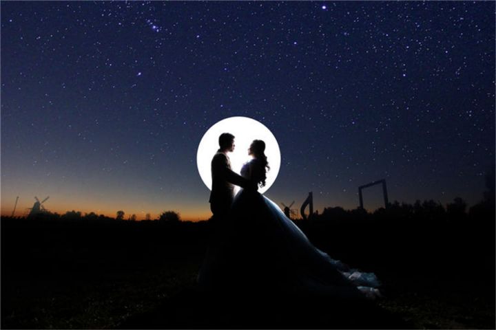 夜景婚纱照风格有哪几种 这张星空下的婚纱照美哭
