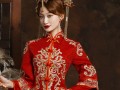 秀禾服里面穿什么