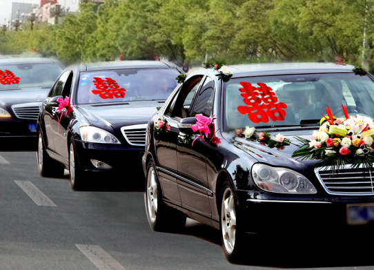 婚车通常一辆车贴几个喜字