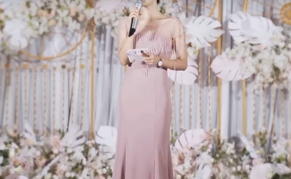 女司仪主持结婚典礼穿哪种颜色 女主持的服饰搭配
