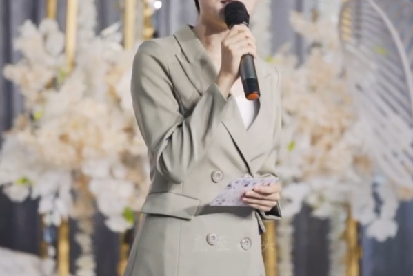女司仪主持结婚典礼穿哪种颜色 女主持的服饰搭配